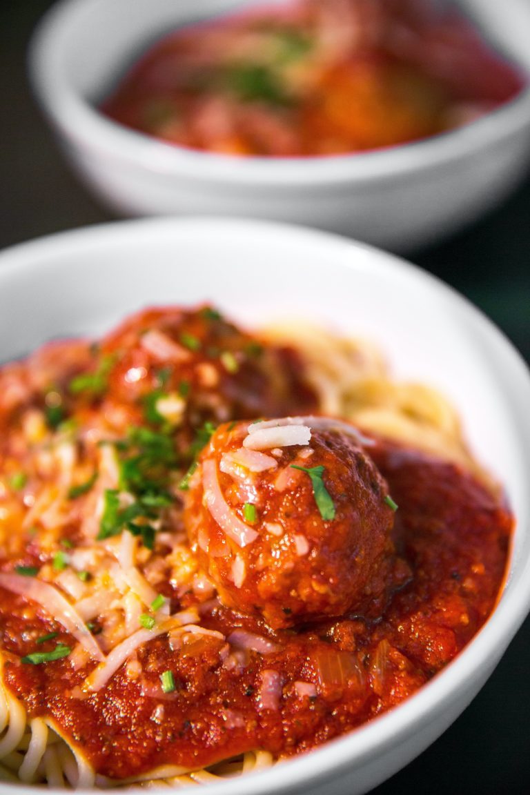 Whole Wheat Pasta with Tomato Sauce and Spinach